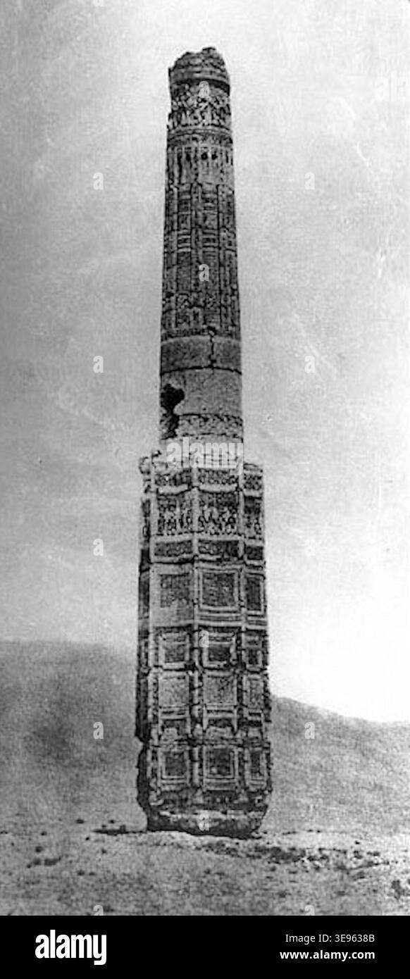 Il minareto Mas'ud III B. Ibrahim a Ghazni, Afghanistan, fu costruito tra il 1099 e il 1115 d.C. Questa fotografia, scattata alla fine del XIX secolo, mostra il minareto prima che la sua metà superiore crollasse nel 1902. Il minareto è un esempio significativo di architettura selgiuchide in Asia centrale. Foto Stock
