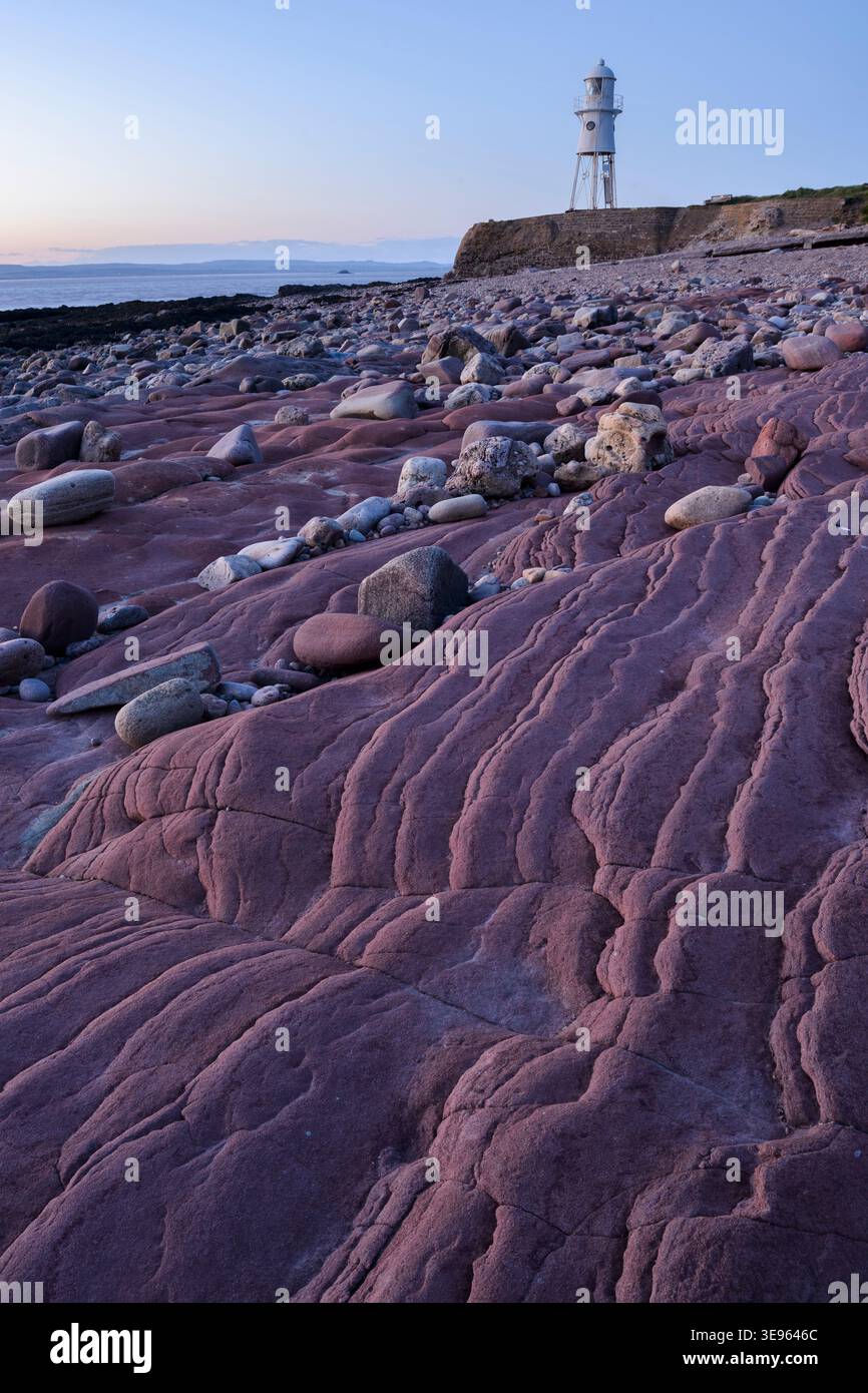 Faro di Black Nore, North Somerset, con la bassa marea in una serata primaverile. Foto Stock