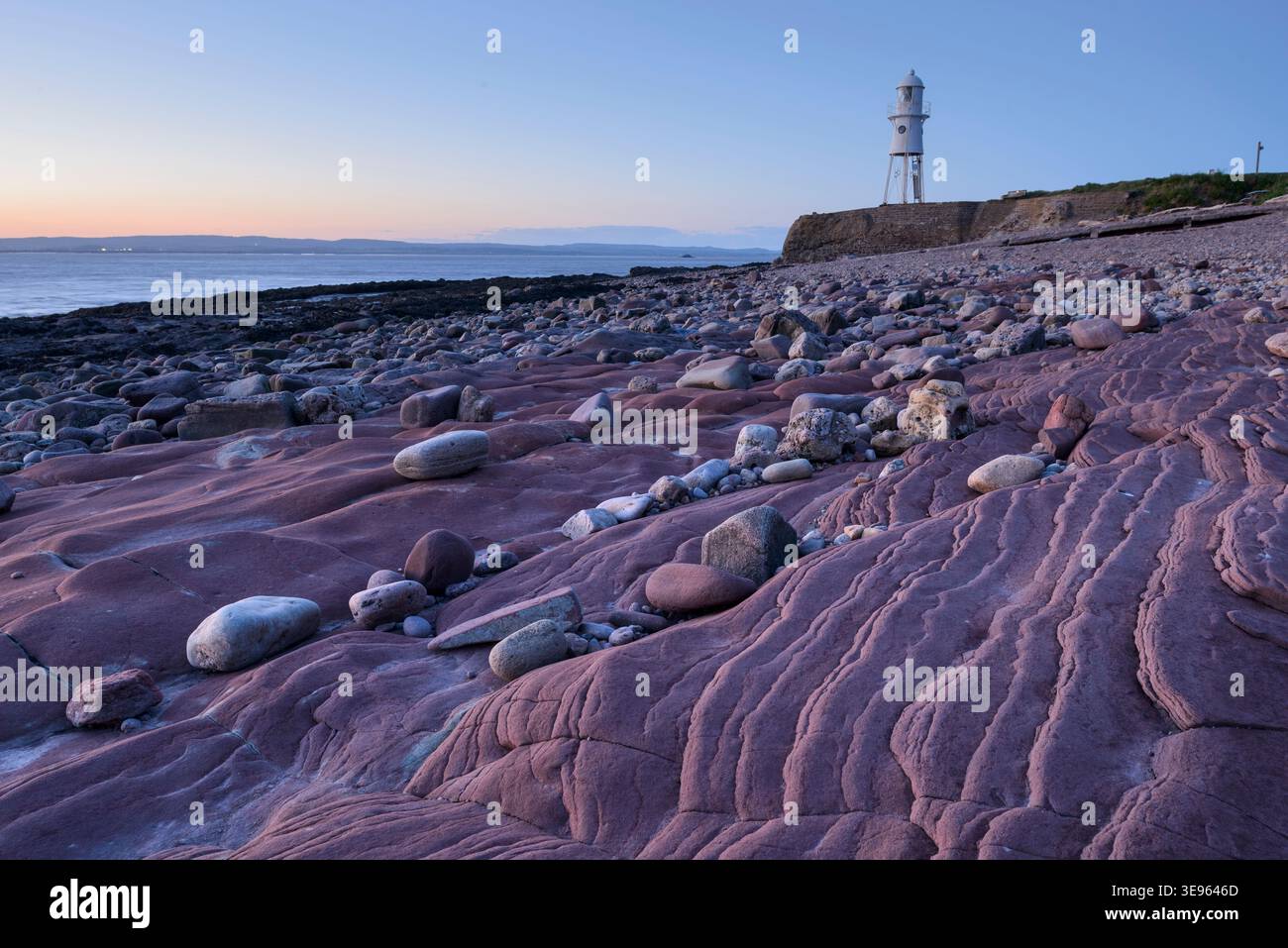Faro di Black Nore, North Somerset, con la bassa marea in una serata primaverile. Foto Stock