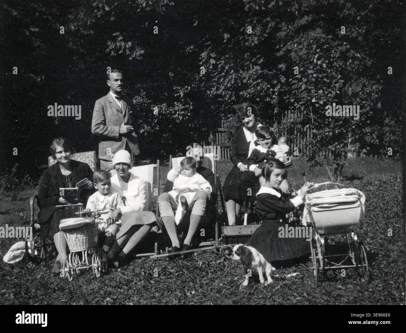La fotografia del 1925 mostra la famiglia Korbuly Károly nel loro giardino a Zugliget, un quartiere di Budapest, Europa centrale. La famiglia Korbuly era nota nella società ungherese all'inizio del XX secolo. Foto Stock