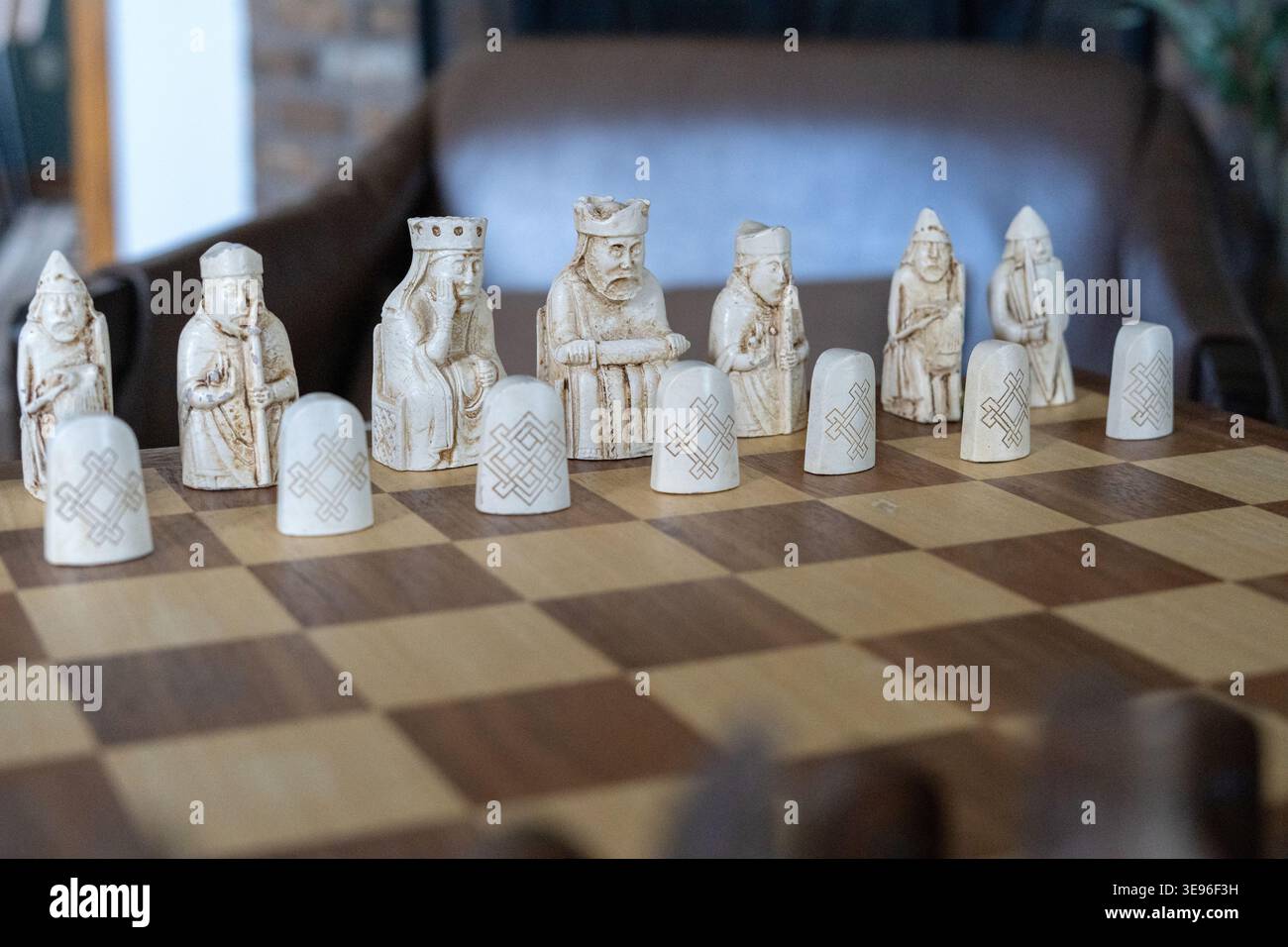 Primo piano di pezzi di scacchi vintage su una tavola di legno. Le figure di stile medievale rappresentano strategia, pensiero e concetto di gioco intellettuale. Foto Stock