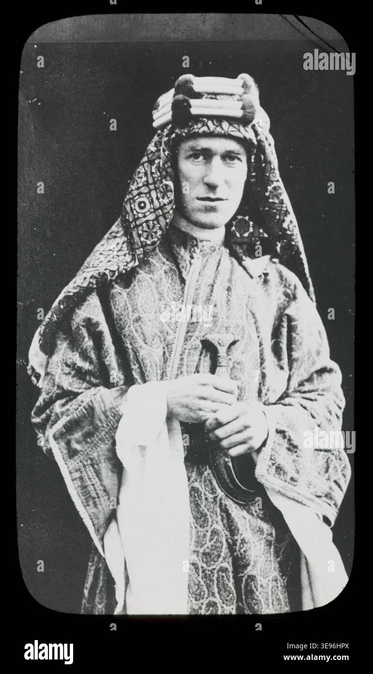 T. E. Lawrence (1888–1935) è stato un ufficiale, archeologo e diplomatico britannico. La stampa fotografica d'archivio riproduce un ritratto del 1918 in tradizionale abbigliamento mediorientale, documentando il suo coinvolgimento nelle campagne arabe durante la prima guerra mondiale Foto Stock