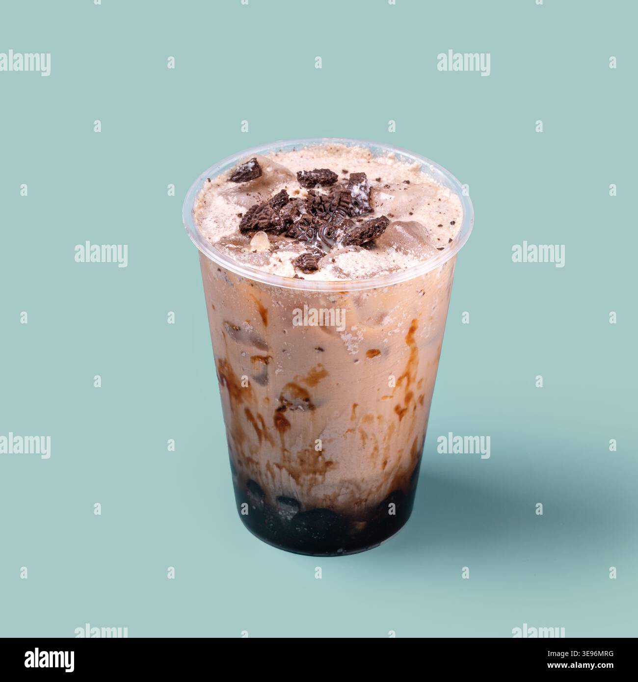 Bevanda al caffè al cioccolato ghiacciato con panna e biscotti Foto Stock