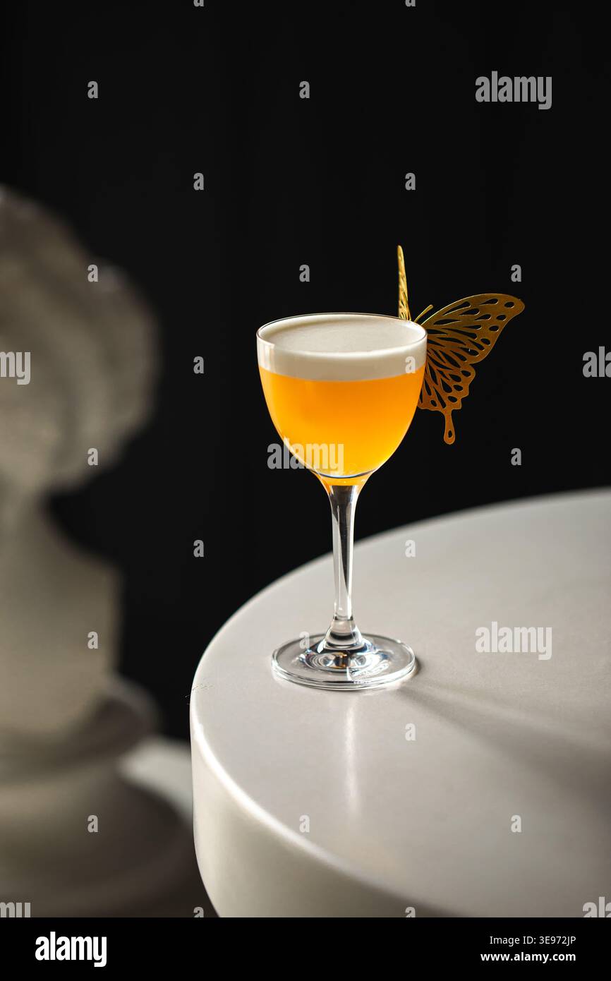 Cocktail acido di whisky con guarnizione a farfalla Foto Stock