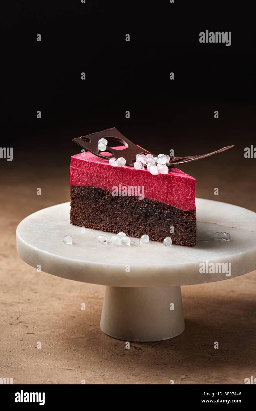 Fetta di dessert con bacche di cioccolato su banco di marmo Foto Stock