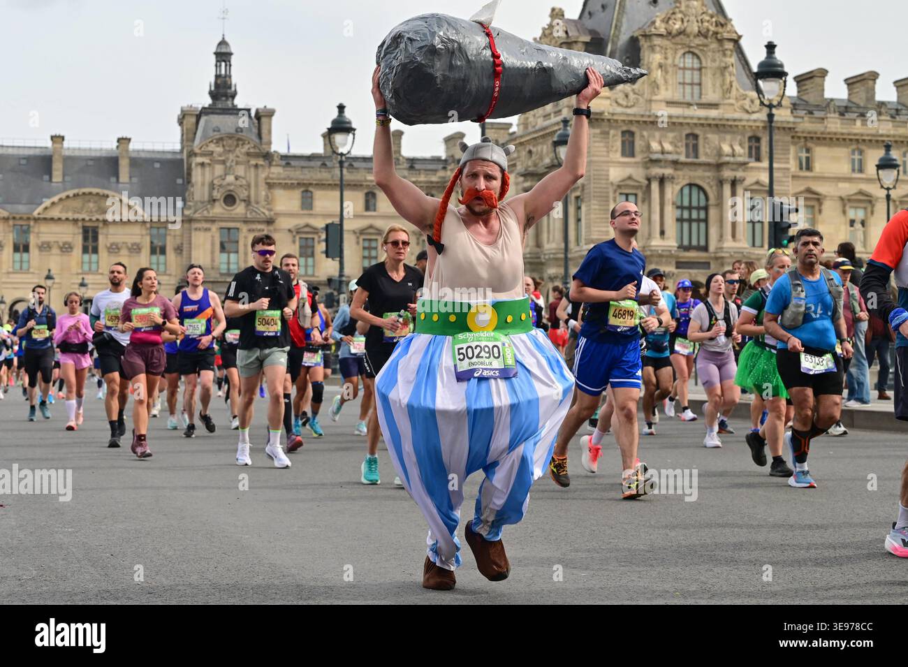 Un corridore in costume vestito da Obelix partecipa alla 49a Maratona Schneider Electric di Parigi il 12 aprile 2026. Da Asterix e Obelix Foto Stock