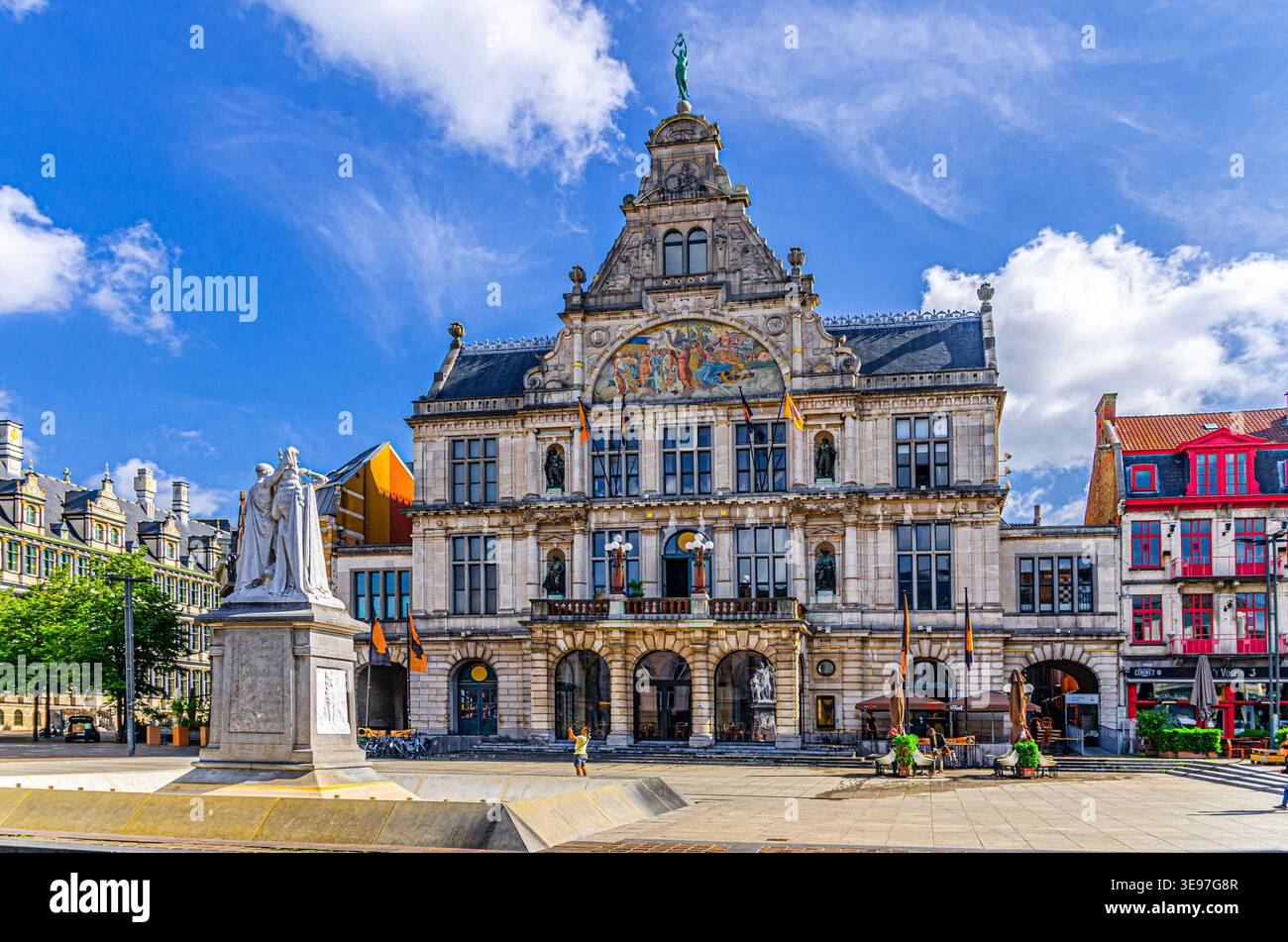 Gand, Belgio, 6 luglio 2023: Royal Dutch Theatre NTGent Building con mosaico di Apollo sulla facciata e Monumento Jan Frans Willems su Piazza San Bavo Foto Stock