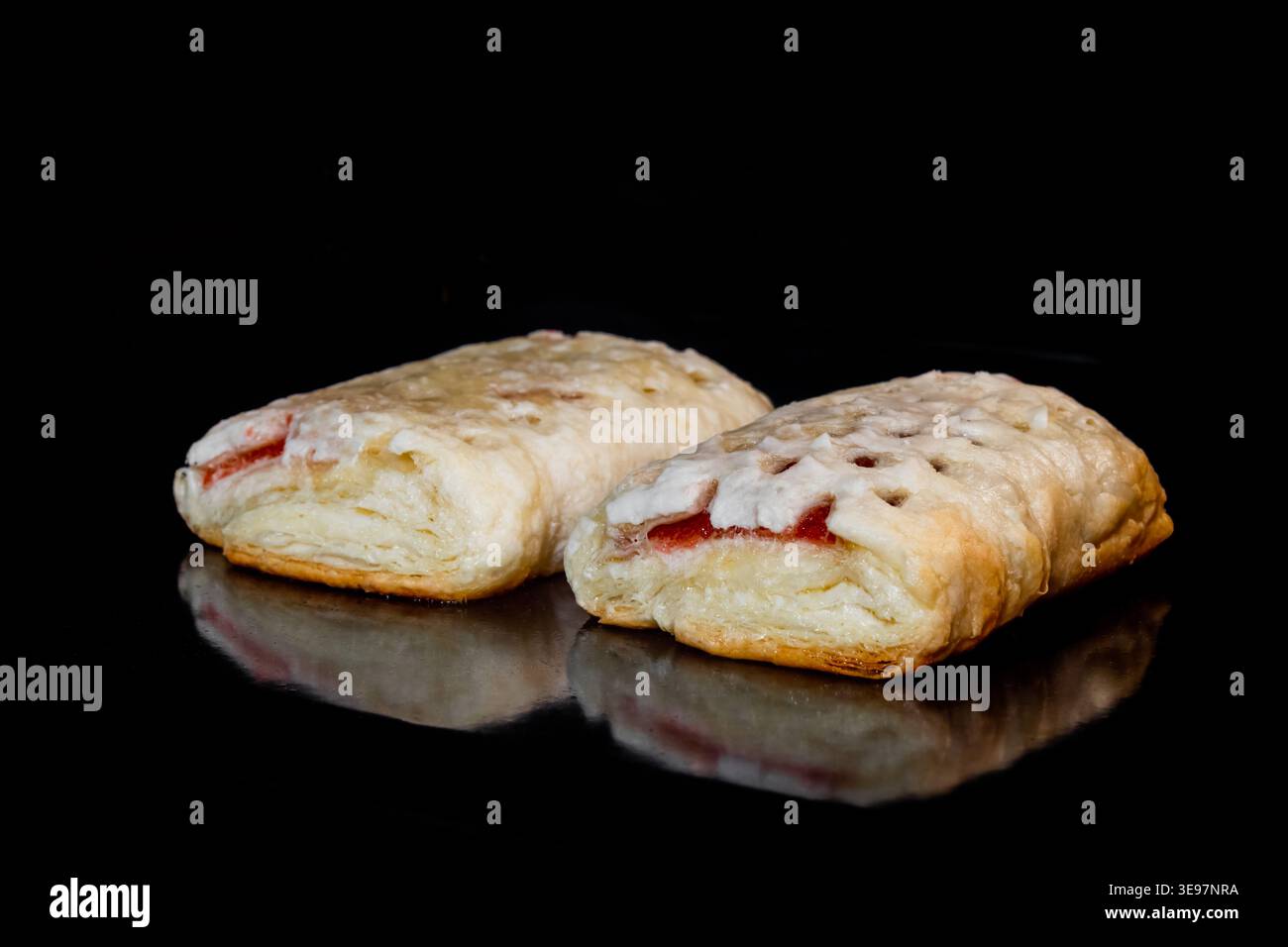 Due panini fatti in casa con marmellata di fragole rosse in forno elettrico Foto Stock