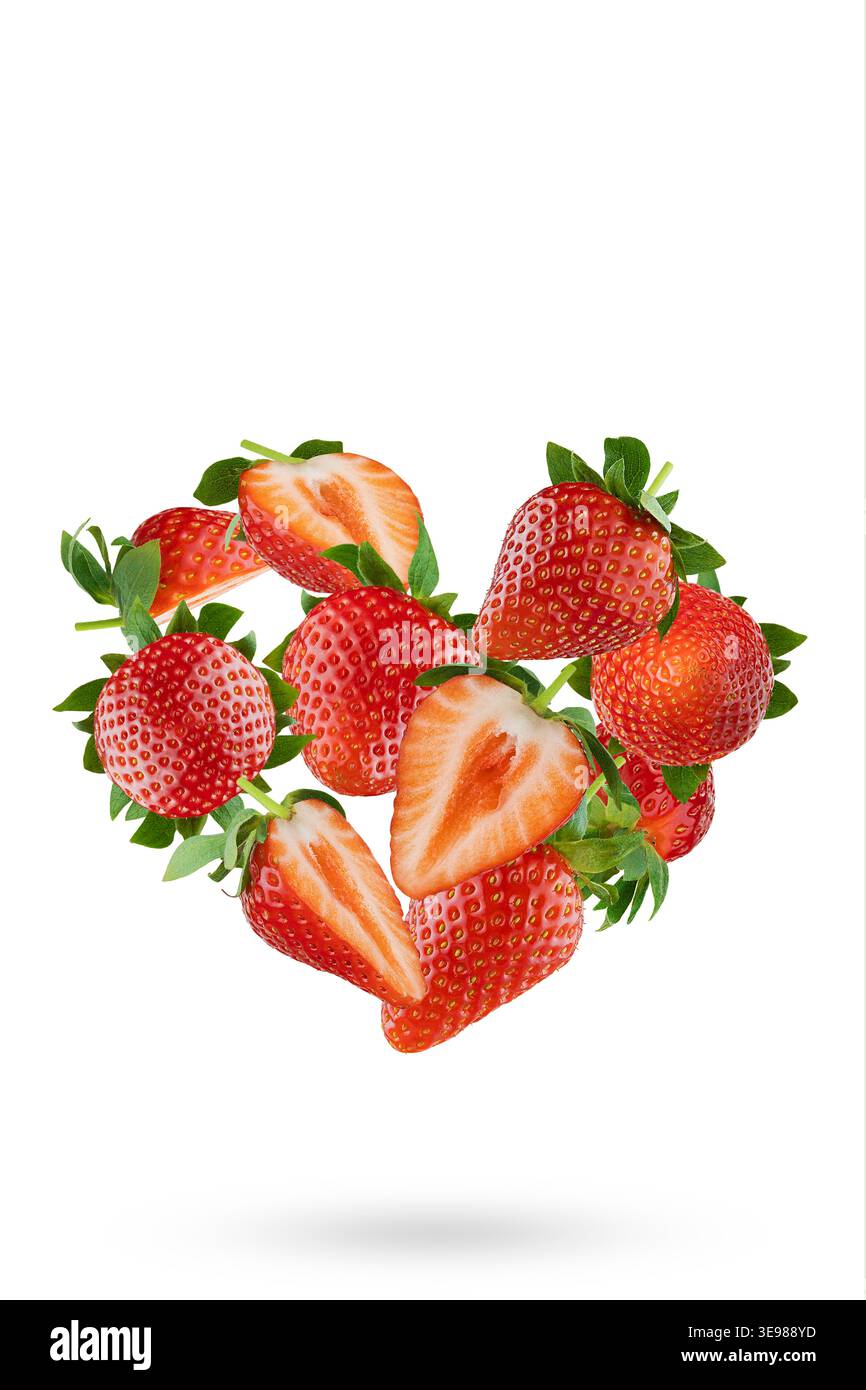 Forma a cuore di fette di fragola mature con consistenza rossa, foglie verdi si librano, isolate. Perfetto per piatti vegetariani, menu, etichetta d'amore, poster, d Foto Stock