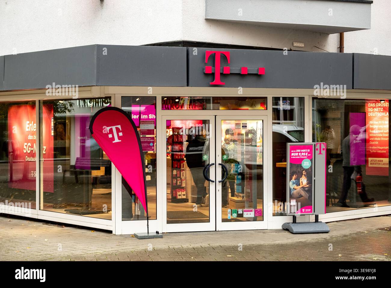 Telekom / T-Mobile store front a Friedrichshafen, Germania, ottobre 2025 Foto Stock