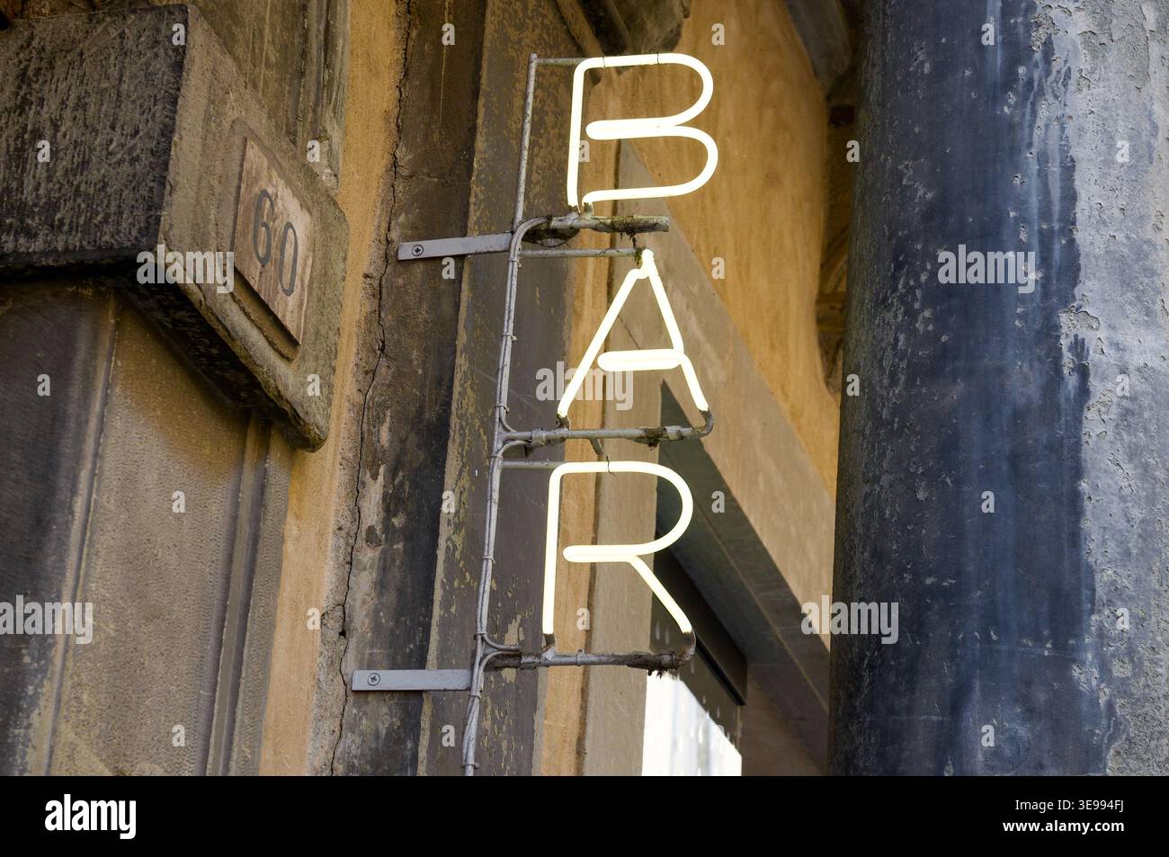 Insegna luminosa DEL BAR al neon appesa all'esterno di un edificio a Firenze, Italia Foto Stock