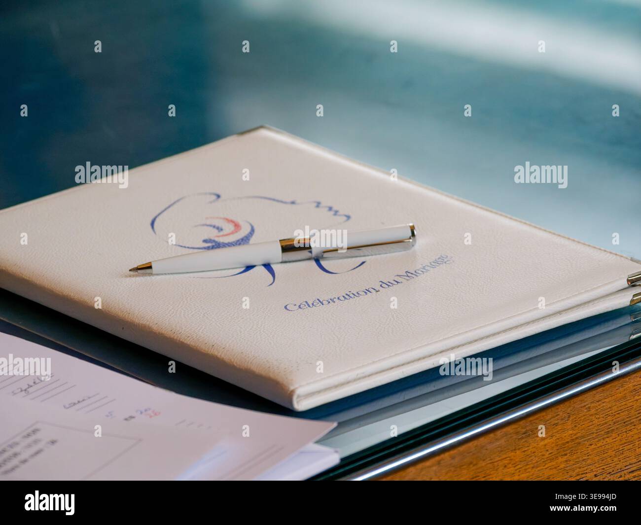 Primo piano di un libro di registro civile con penna in un municipio francese, pronto per la firma durante una cerimonia nuziale. Foto Stock