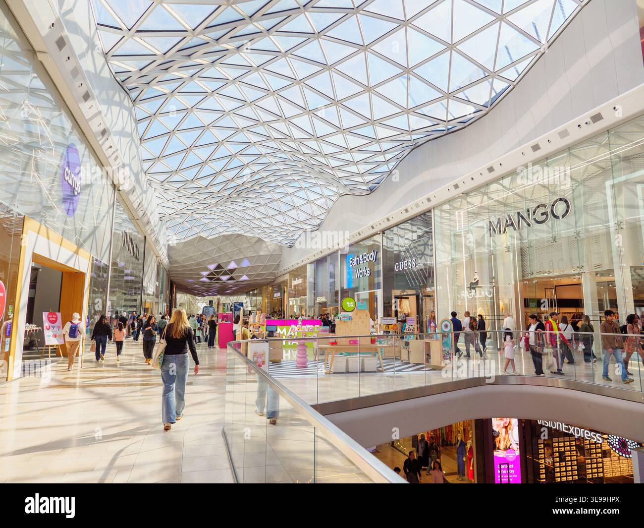 Interno di Westfield London, centro commerciale White City, Londra, Regno Unito Foto Stock