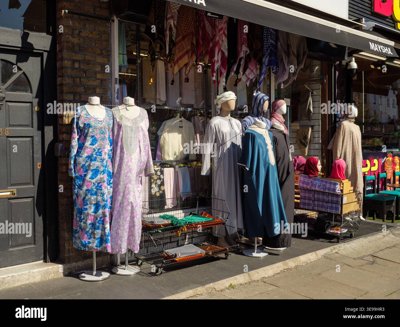 Abito tradizionale islamico in un negozio di abbigliamento su Edgware Road, Londra, Regno Unito Foto Stock