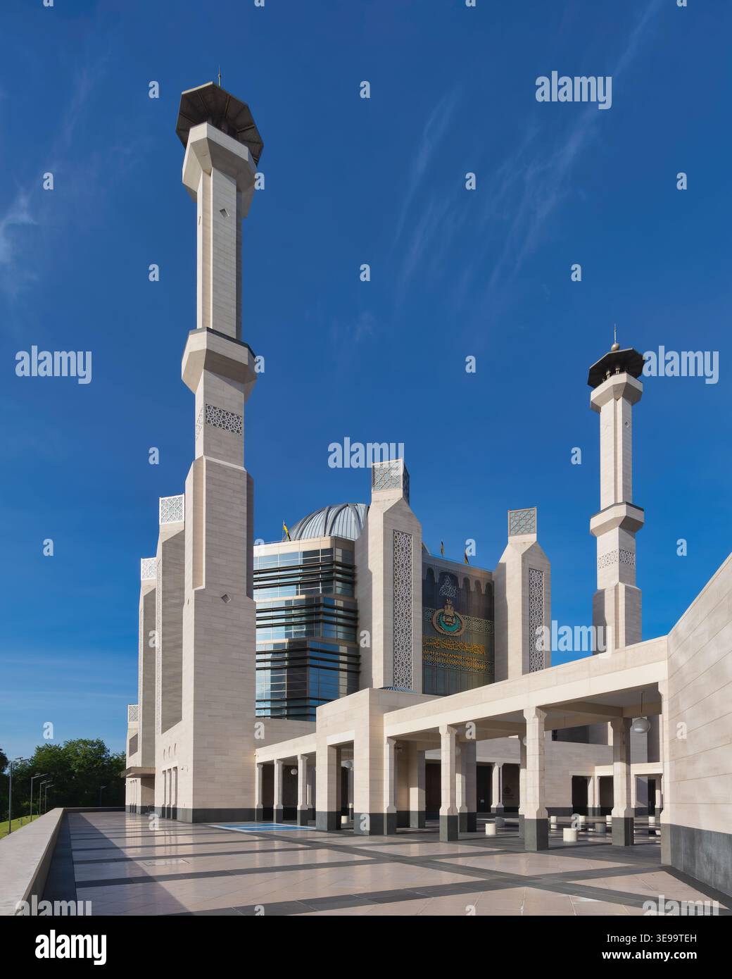 Balai Khazanah Islam Sultan Haji Hassanal Bolkiah, Bandar seri Begawan, Brunei. Maestosa architettura islamica moderna con minareti prominenti sotto un cielo azzurro Foto Stock