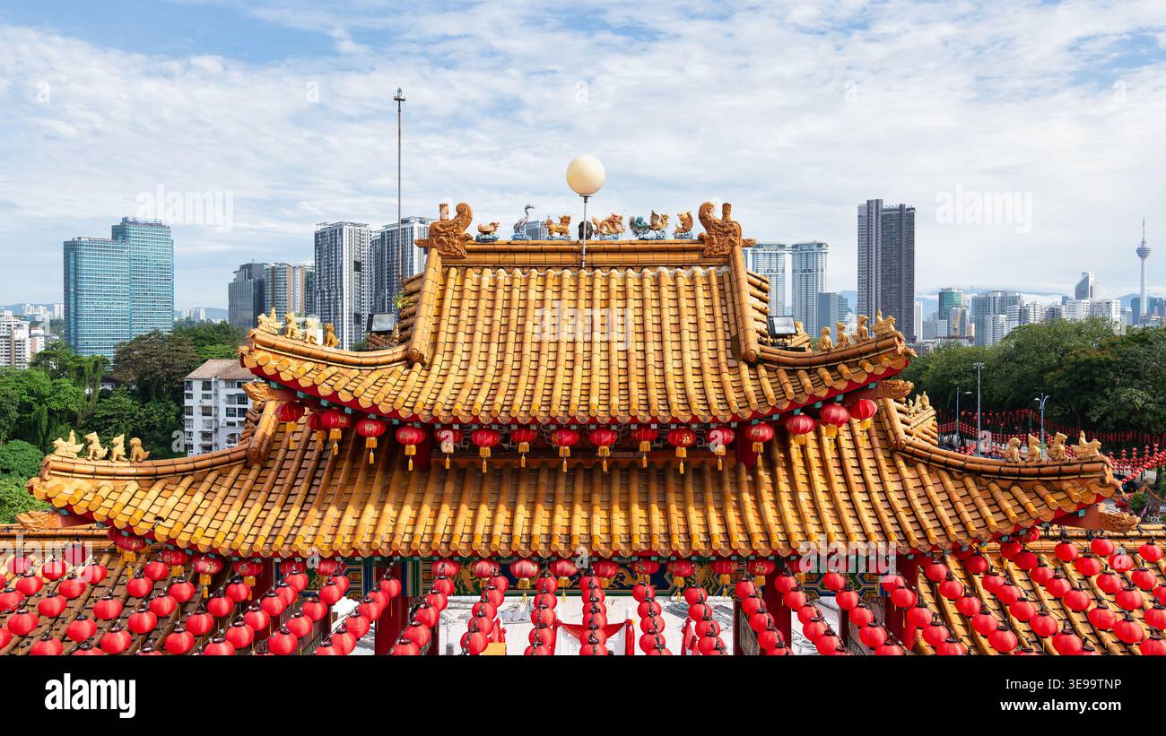 Il tetto del Tempio di Thean Hou con lanterne rosse e lo skyline della città di Kuala Lumpur, tra cui la Torre KL e l'edificio Bank Rakyat, Kuala Lumpur, Malesia Foto Stock