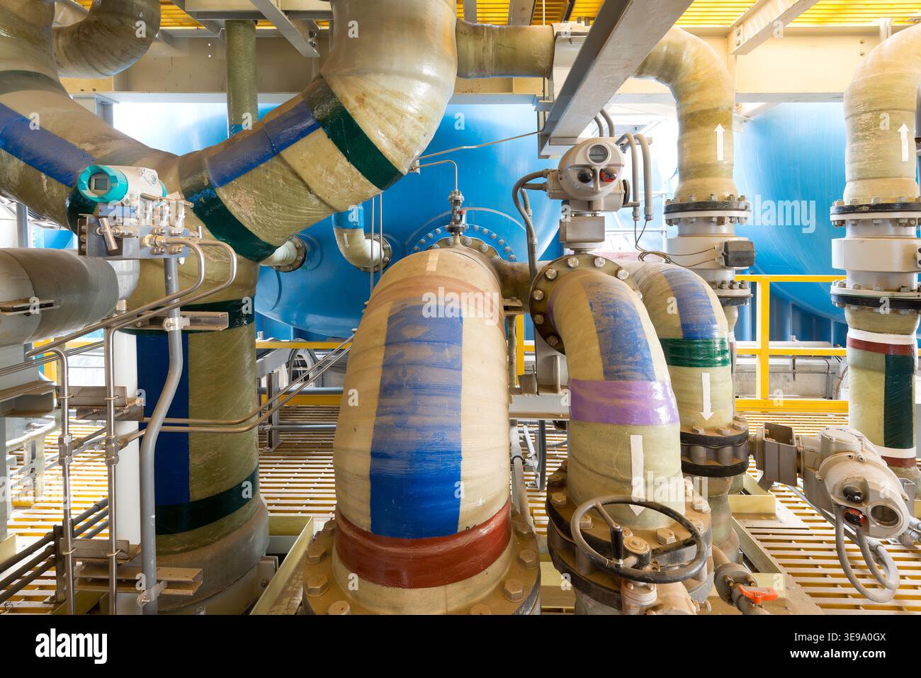 Una gamma complessa di grandi tubi industriali e valvole di controllo installate in un impianto di desalinizzazione dell'acqua in Cile, Sud America. Foto Stock