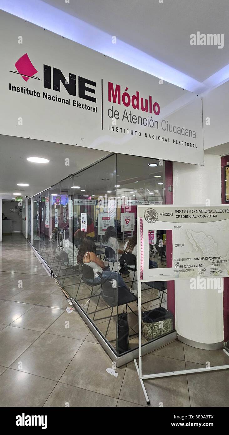 Città del Messico, Messico - 8 aprile 2026: Uffici del National Electoral Institute INE in CDMX per elaborare la carta d'identità degli elettori Foto Stock
