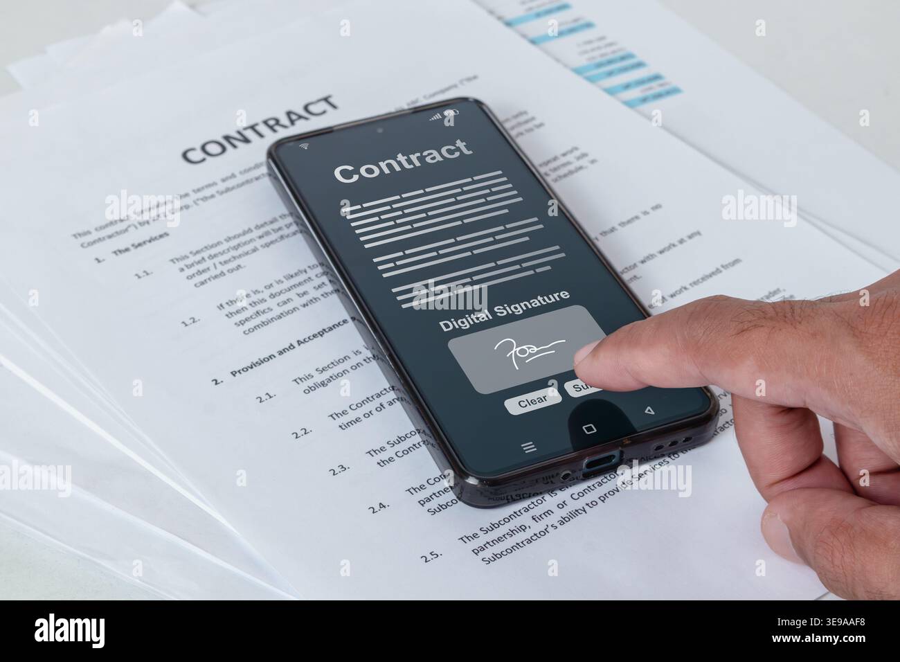 Un uomo che firma un contratto digitale con una firma elettronica sicura sul suo smartphone Foto Stock