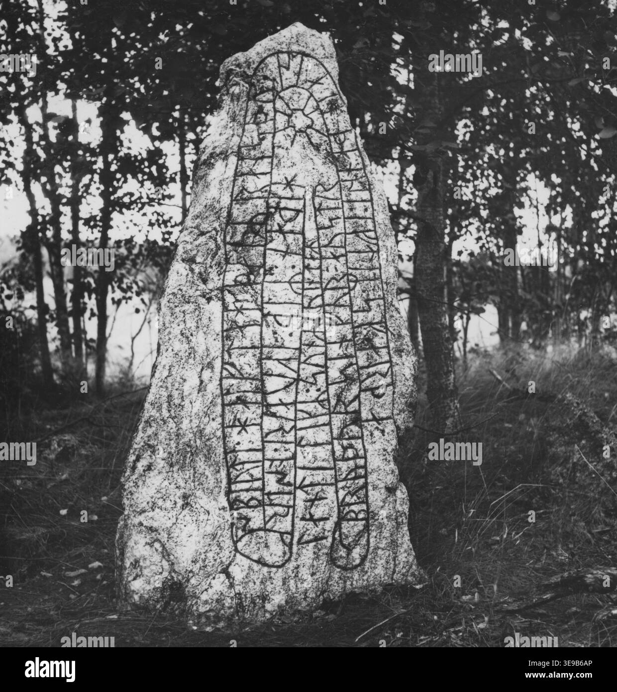 La pietra runica di Lundby, Svezia, documentata nel 1957, è un altro esempio di memorizzazione dell'età vichinga. Queste pietre, scolpite con iscrizioni runiche, riflettono la ricca storia e le pratiche culturali del popolo vichingo. Questo particolare record è incluso nel database di RAÄ Fornsök per il suo significato archeologico. Foto Stock