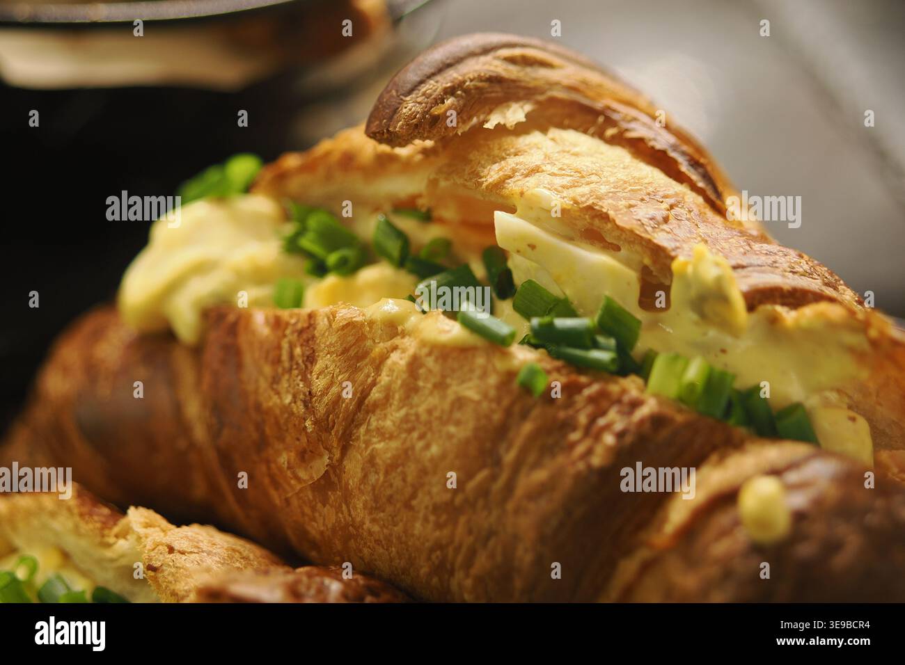 Croissant ripieno di verdure su una superficie piana Foto Stock