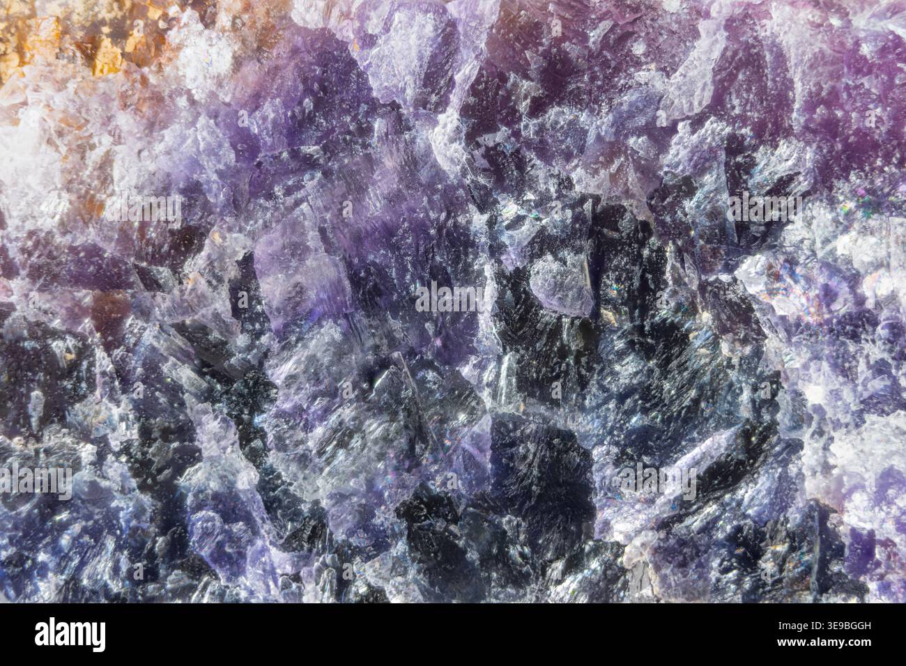 Il campo minerale viola iridescente evoca caverne scure e macchie d'argento, impressione cosmica di nebulosa, superficie astratta surreale per composizioni futuristiche Foto Stock