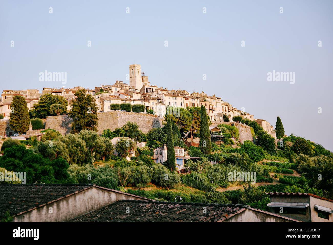 Città collinare di Saint Paul de Vence con terrazze verdi sotto il cielo limpido Foto Stock