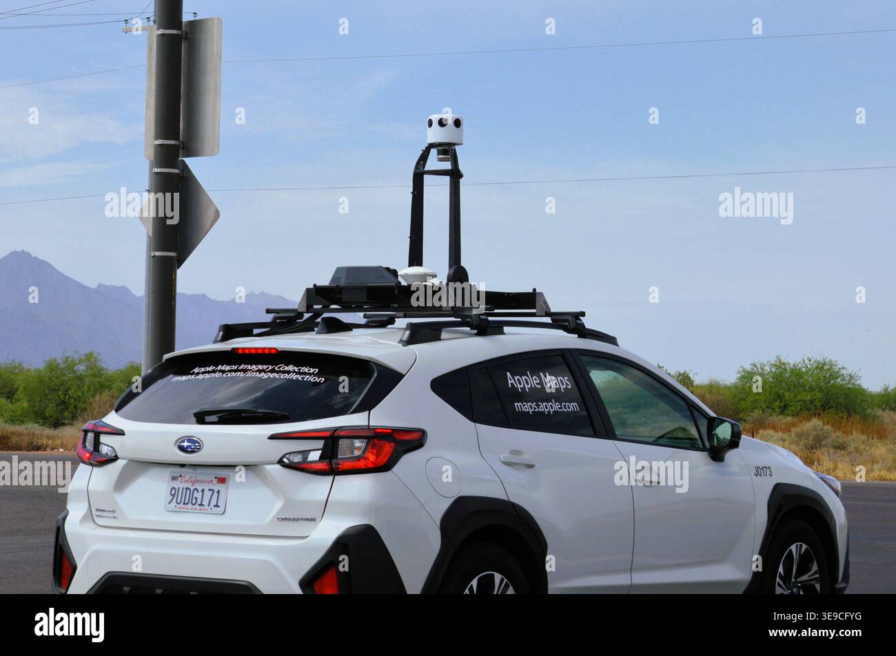 Phoenix, Arizona - 12 aprile 2026: Apple Maps raccoglie le foto attraverso sondaggi sui veicoli, utilizzando auto dotate di una serie di fotocamere Foto Stock