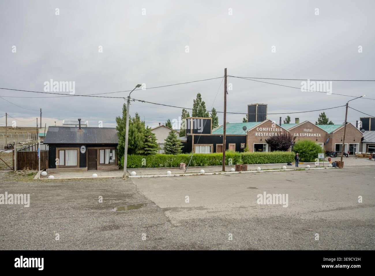 LA ESPERANZA, 2026 gennaio 26; paesaggio urbano editoriale senza traffico negli edifici commerciali e governativi del villaggio in steppa, girato in brillante lig estivo Foto Stock