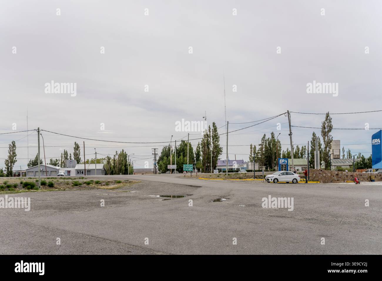 LA ESPERANZA, 2026 gennaio 26; paesaggio urbano editoriale senza traffico sul grembiule al villaggio di steppa, girato con la luce estiva brillante il 26 gennaio 2026 a la Espera Foto Stock