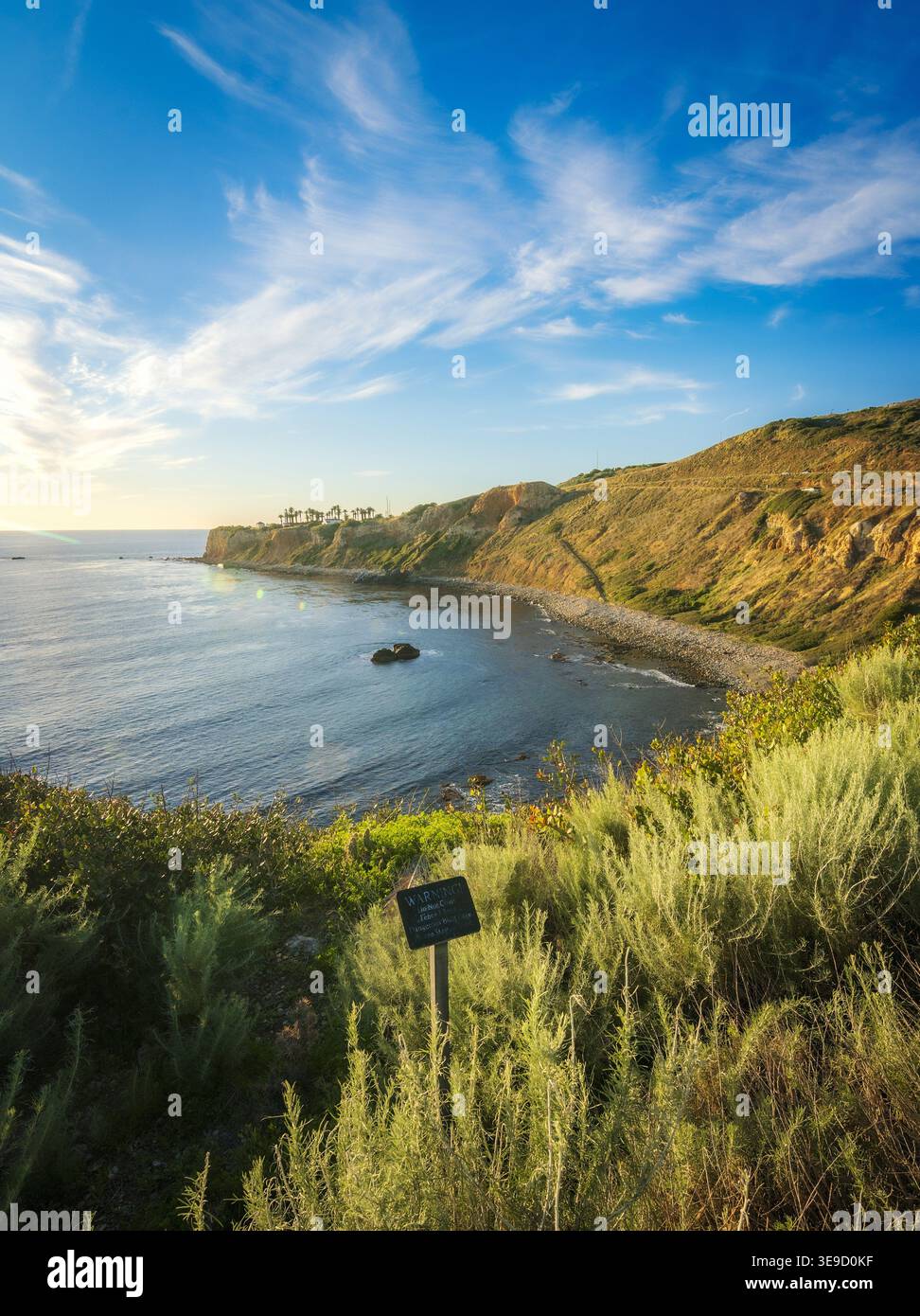 Faro di Point Vicente che si affaccia sulle aspre scogliere costiere e sull'Oceano Pacifico a Rancho Palos Verdes, California. Foto Stock