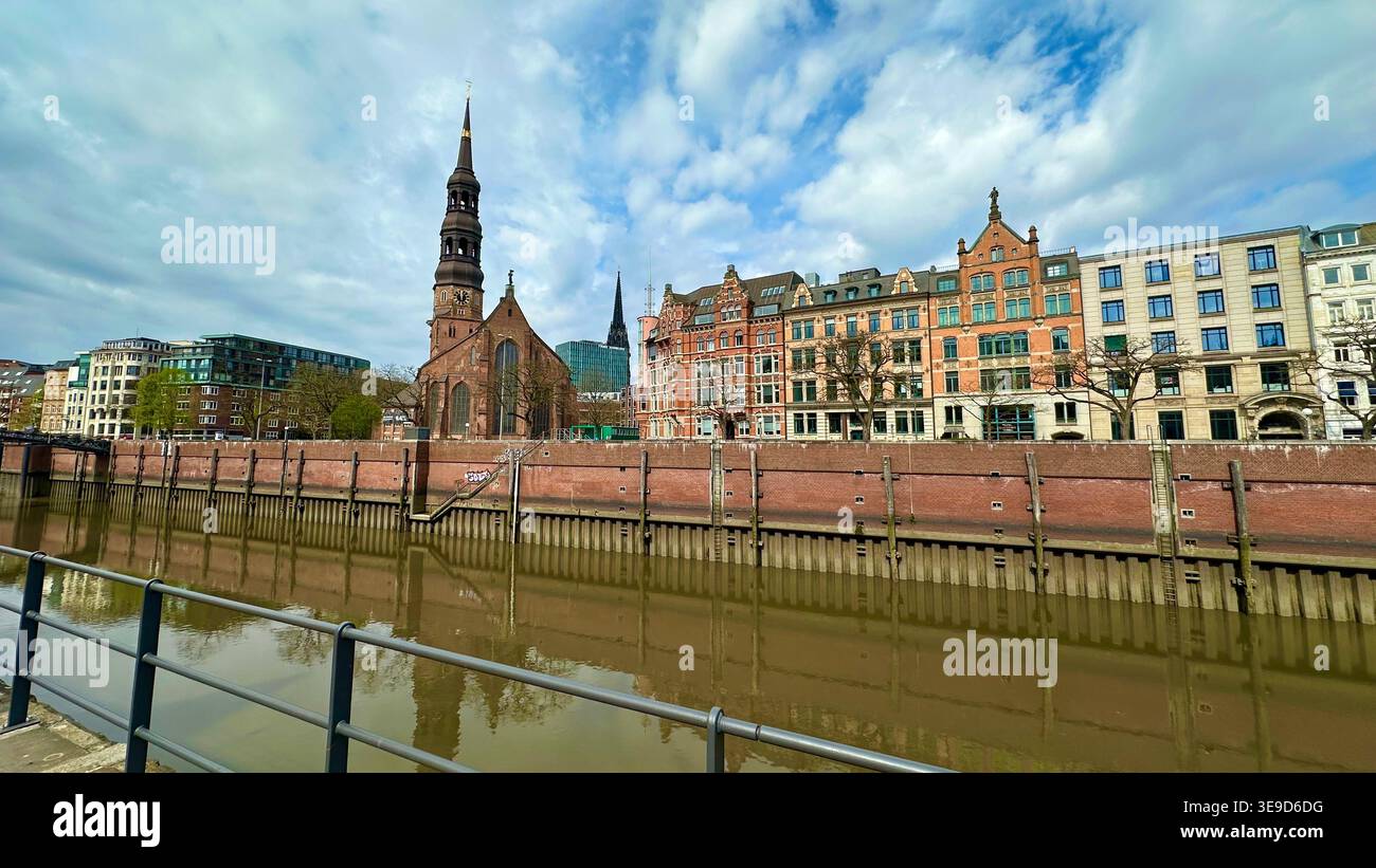 Chiesa di Santa Caterina con edifici storici sul lungomare, Amburgo Altstadt, Germania Foto Stock