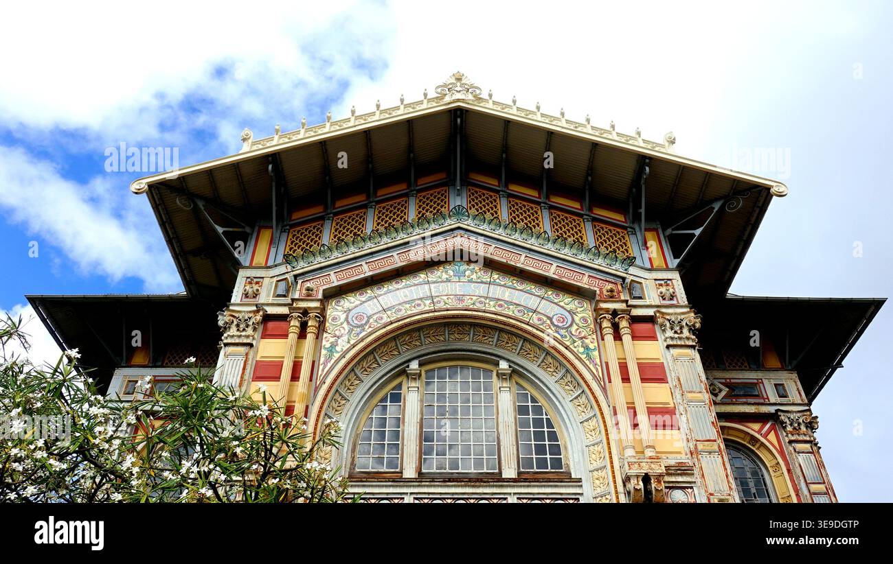 Frammento della splendida facciata a mosaico colorato della biblioteca Shoelcher, costruita in cemento, ferro, legno e situata a Fort-de-France, Martinica Foto Stock