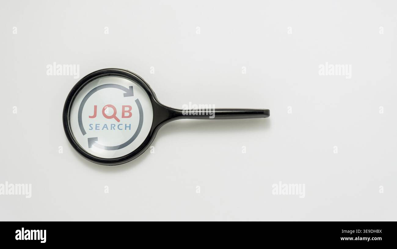 Concetto di ricerca del lavoro con processo di assunzione opportunità di carriera e strategia di impiego con lente d'ingrandimento su sfondo bianco. Foto Stock