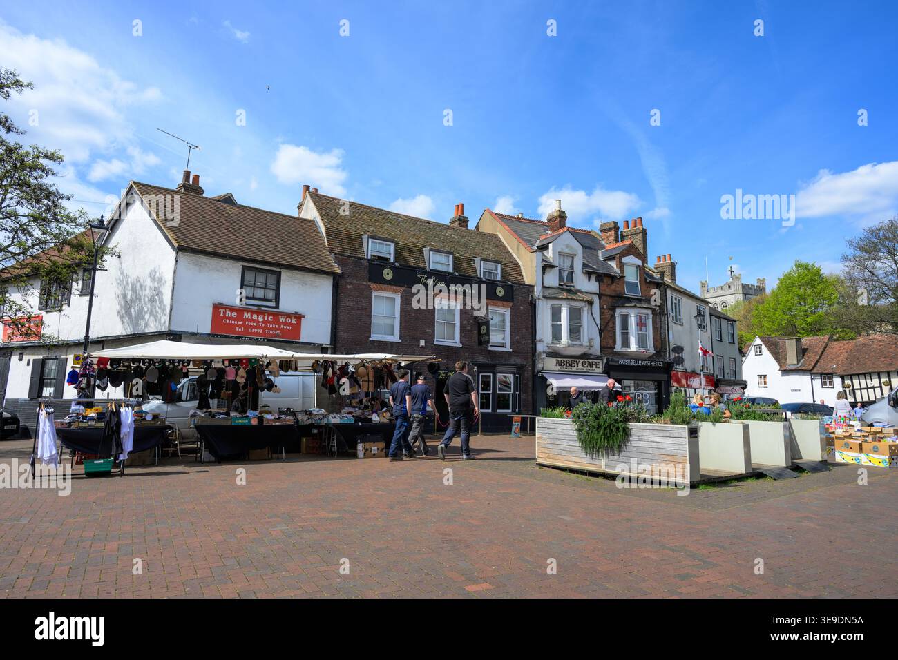 Mercato del martedì affollato nell'abbazia di Waltham con bancarelle all'aperto, commercianti locali e acquirenti, che catturano l'atmosfera vivace del mercato di strada nell'Essex. Foto Stock