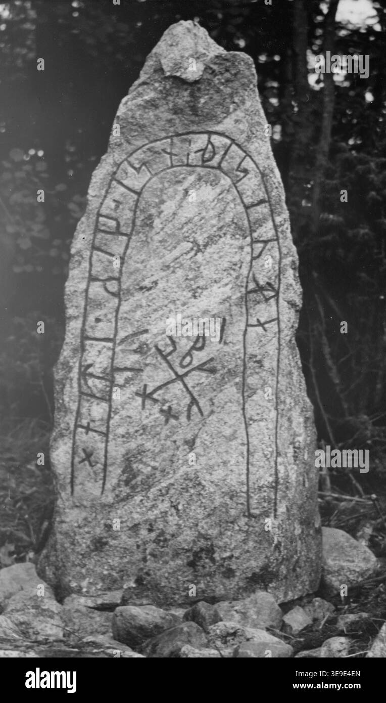 Runsten vid Väringe è una pietra runica dell'età vichinga situata a Väringe, in Svezia, documentata negli anni '1950 Il registro fotografico d'archivio conserva le sue iscrizioni e il paesaggio situazionale. La stampa fotografica storica la registra come un manufatto all'aperto. Foto Stock
