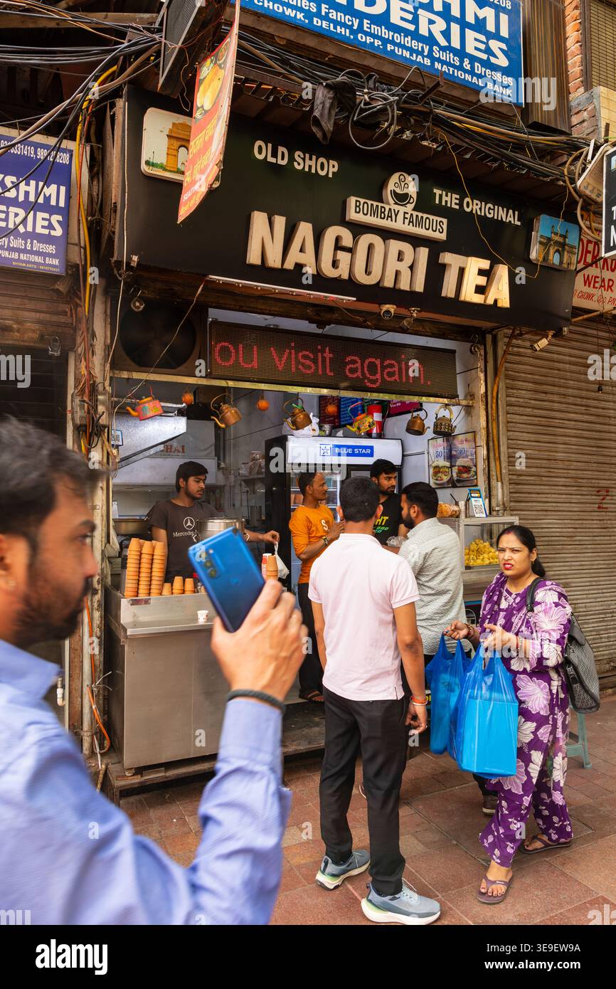 Nagori Tea Shop si trova nell'area di Chandni Chowk della Vecchia Delhi, India. Foto Stock
