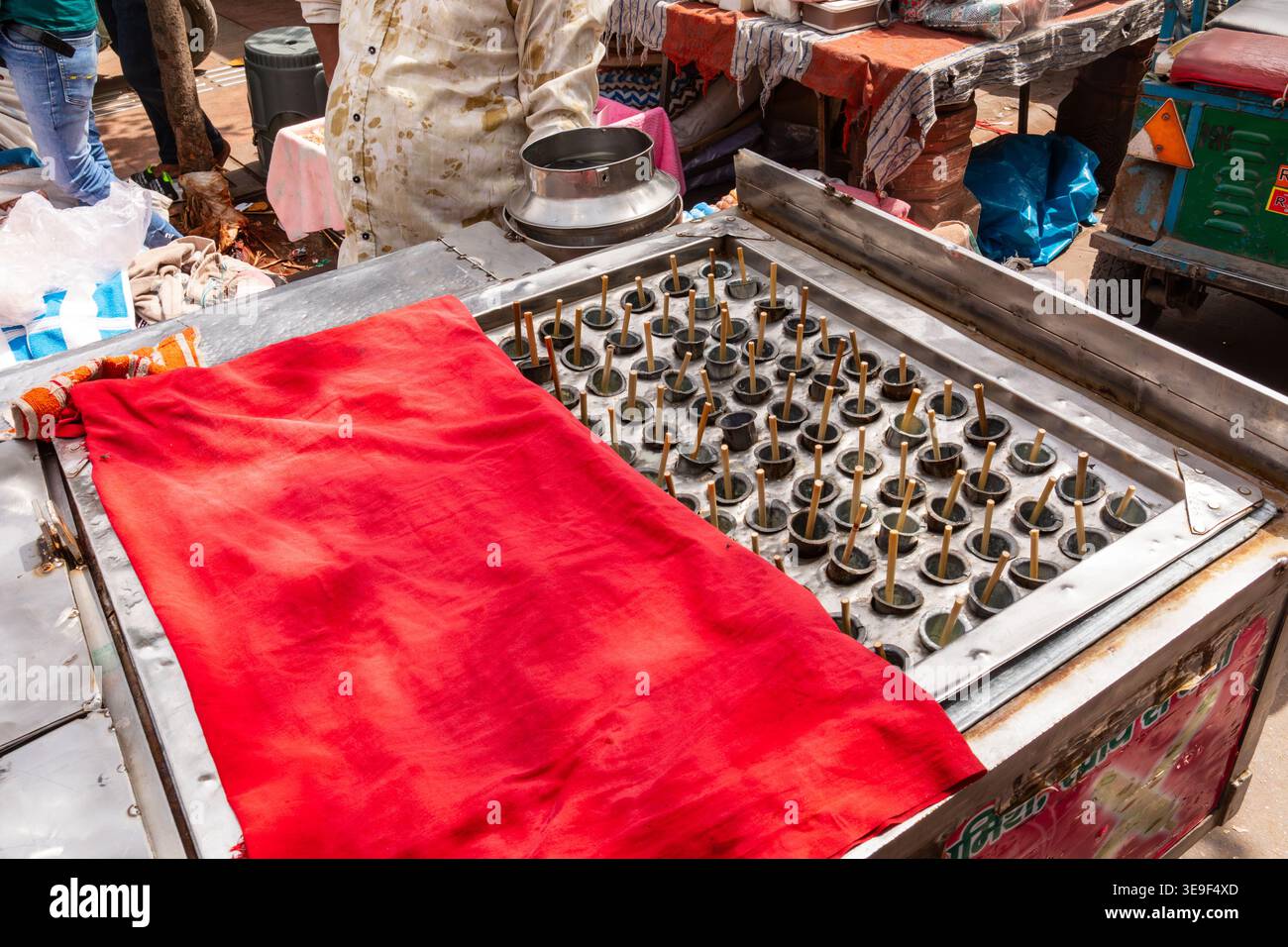 Carrello distributori automatici di cibo di strada utilizzato per preparare e conservare il kulfi, un dessert caseario congelato. Vecchia Delhi, India. Foto Stock