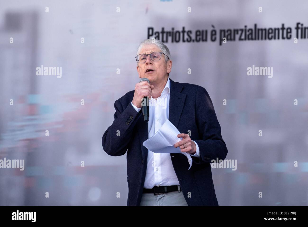 Milano, Italia. 18 aprile 2026. Il giornalista e presentatore televisivo Mario Giordano partecipa al raduno politico Patriots.eu in Piazza Duomo. L'evento, intitolato "senza paura", è definito "Vertice di reemigrazione" dai manifestanti. Crediti: Claudio Rancati/Alamy Live News Foto Stock