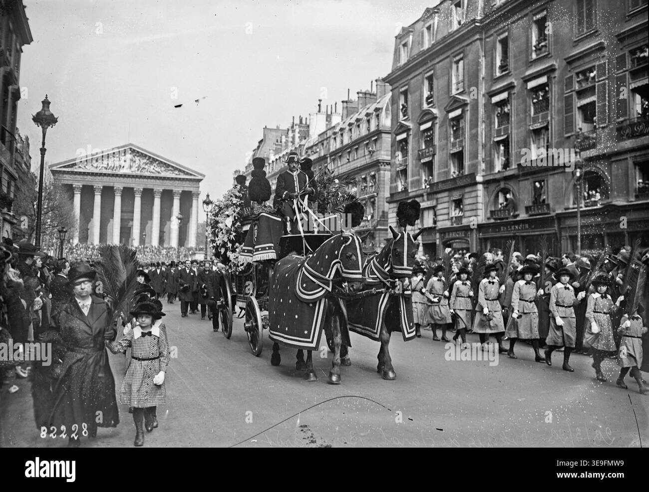 Questa fotografia storica cattura il funerale di Sarah Bernhardt (1844-1923), una rinomata attrice teatrale francese. L'immagine, proveniente da Agence Rol, mette in evidenza la solennità della sua cerimonia finale. Bernhardt fu una delle attrici più famose tra la fine del XIX e l'inizio del XX secolo, e la sua morte nel 1923 segnò la fine di un'era nel teatro francese. Foto Stock