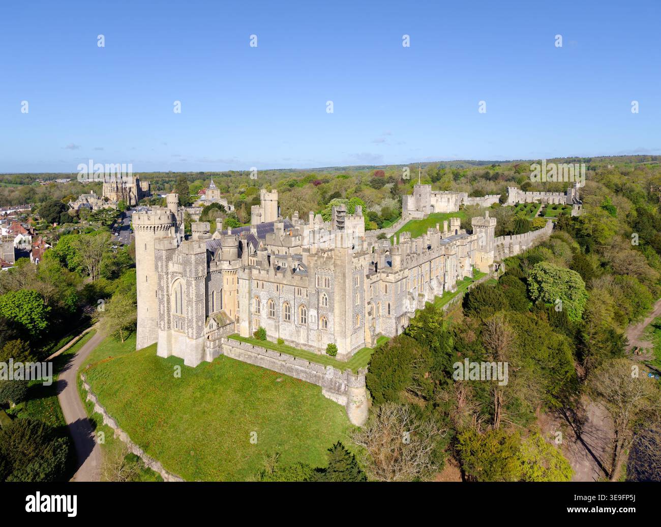 Drone aereo del castello di Arundel, nella storica città mercato britannica di Arundel, West Sussex, Inghilterra, Regno Unito. Castello inglese in una soleggiata mattina di primavera. Foto Stock