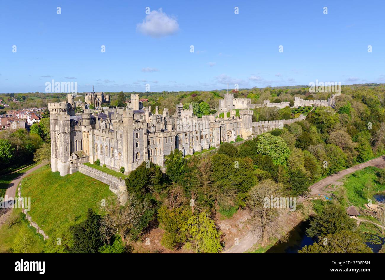 Drone aereo del castello di Arundel, nella storica città mercato britannica di Arundel, West Sussex, Inghilterra, Regno Unito. Castello inglese in una soleggiata mattina di primavera. Foto Stock