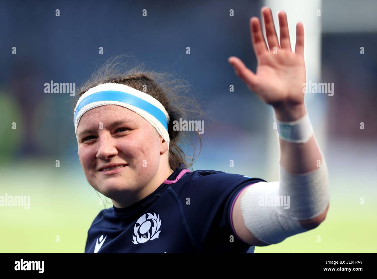 Rachel McLachlan della Scozia riconosce i tifosi dopo la sconfitta nella partita del Guinness Women's Six Nations 2026 allo Scottish gas Murrayfield Stadium di Edimburgo. Data foto: Sabato 18 aprile 2026. Foto Stock