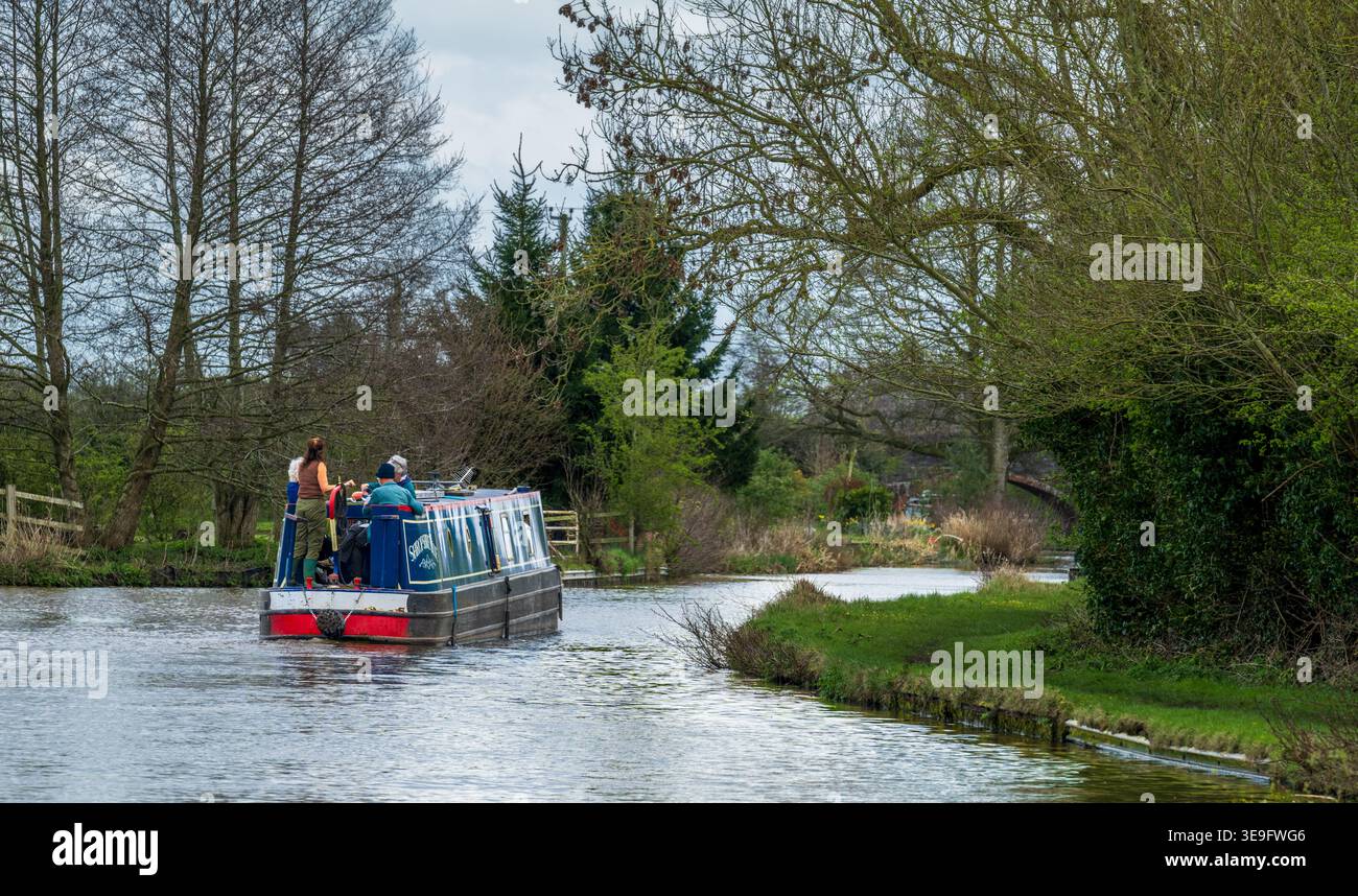 Canalboat sul canale Trent e Mersey, vicino a Weston, Staffordshire Foto Stock