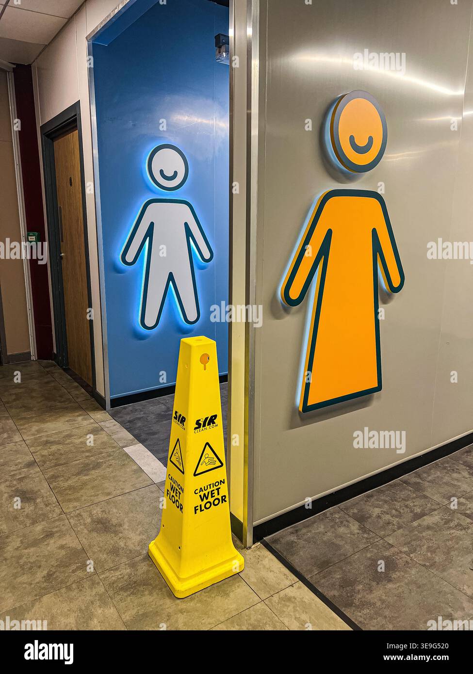 Bagni pubblici per uomini e donne in una stazione di servizio autostradale - Immagine stock catturata con smartphone