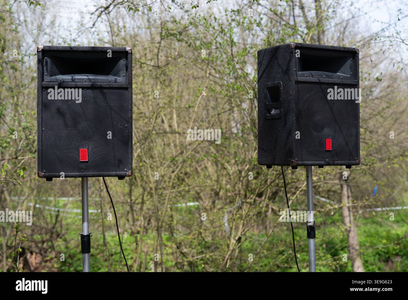 Due diffusori PA professionali su cavalletti in un parco all'aperto. Sistema di indirizzi pubblici per eventi all'aperto, raduni e piccoli festival. Foto Stock