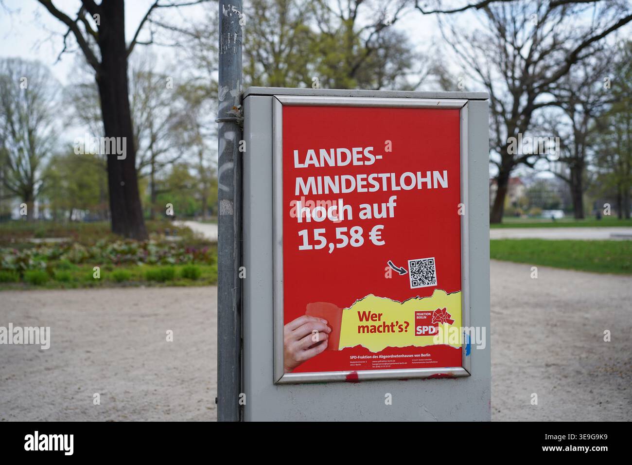 Berlino, Germania - 18 aprile 2026: Un manifesto del partito SPD a Treptower Park che annuncia l'aumento del salario minimo statale a 15,58 euro. Foto Stock