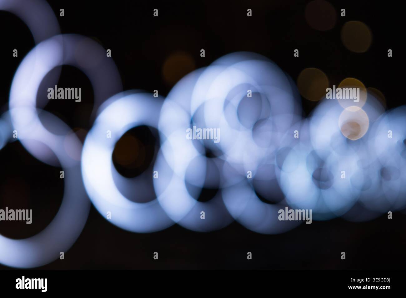 Anelli luminosi defocalizzati di notte Foto Stock