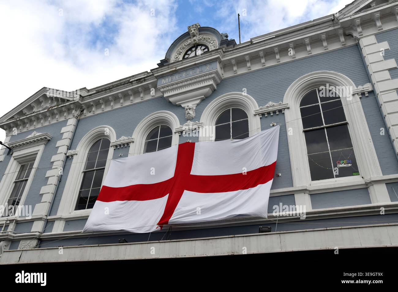 La croce di San Giorgio la bandiera inglese sulla Old Town Hall, un edificio municipale a St Mary Street, Newport, Shropshire, che celebra St. George Foto Stock