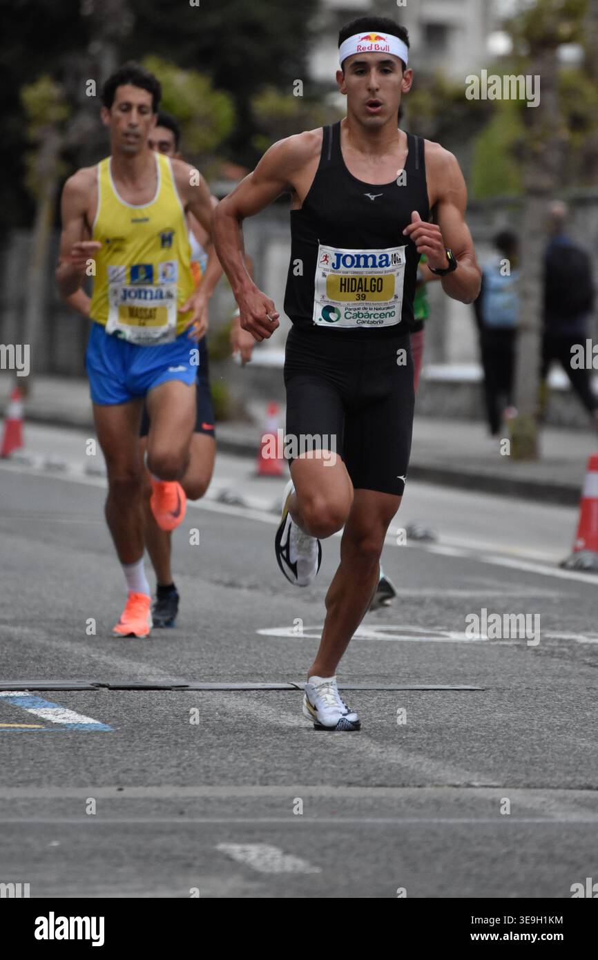 Spagna, 18 aprile 2026: I corridori d'élite in azione nella gara di 10 km, che ha caratterizzato diversi record nazionali ed europei ed è stato probabilmente il più veloce del mondo, a Laredo, Cantabria, Spagna. Crediti: Javier Linares Misionero / Alamy Live News Foto Stock